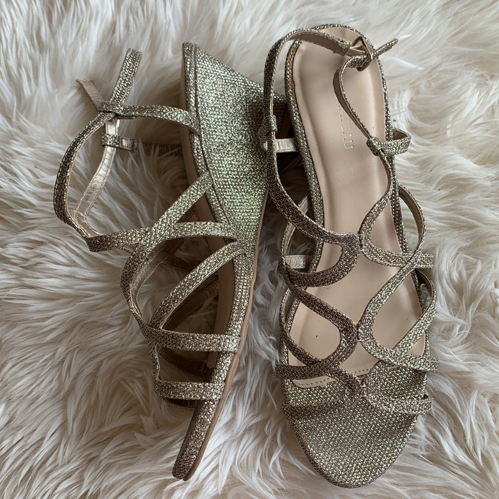 Le Chateau sparkle strap wedge size : 10